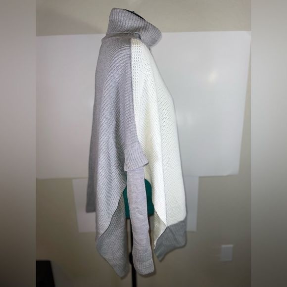 LA CLASSE COUTURE Kiara Poncho Size M/L - Picture 4 of 16